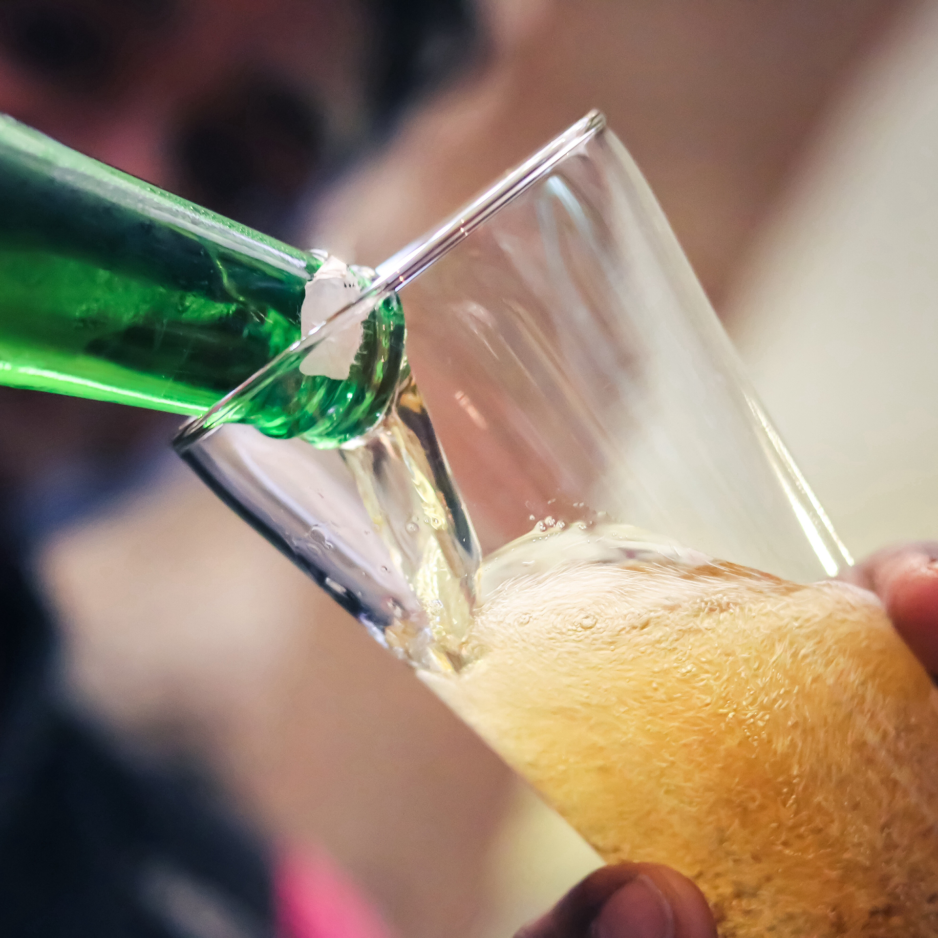 pouring-beer-in-beer-glass-JTNL6WZ